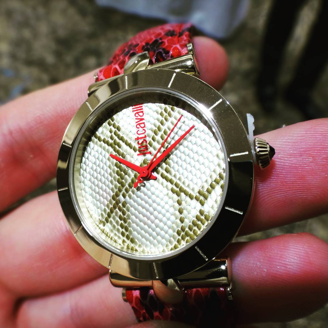 Ciferník hodiniek Just Cavalli je ručne maľovaný