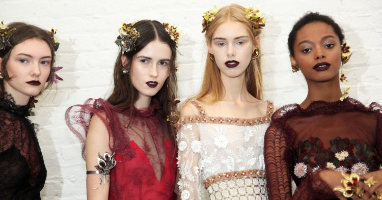 Newyorský Fashion Week - gotika a vysoký lesk. Pustíte je i do svého outfitu?